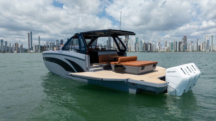 Triton Flyer 44    /  Divulgação