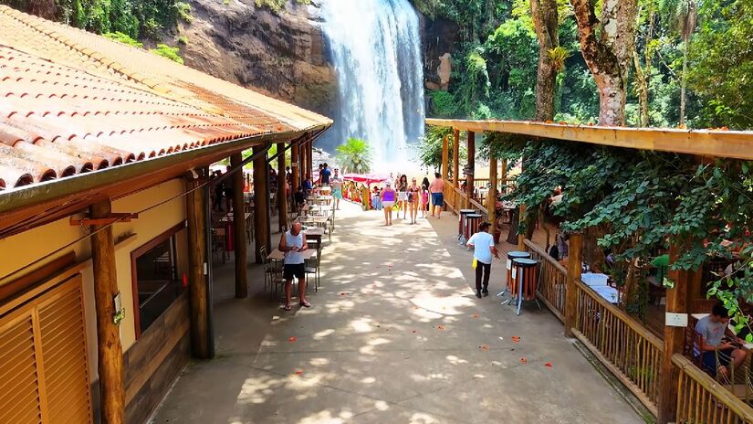 Turistas de todo o estado v&atilde;o visitar a cachoeira mais alta de todo o Vale do Para&iacute;ba | Reprodu&ccedil;&atilde;o YouTube | Fabiano Drone
