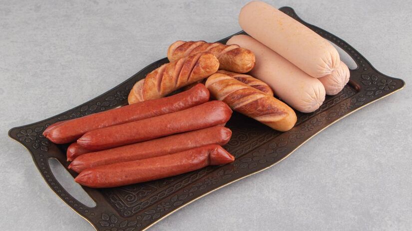 Muitos embutidos contêm alto teor de gordura saturada, que pode levar ao aumento do colesterol LDL ("ruim") e, com isso, aumentar o risco de doenças do coração e derrames. Fotos: Freepik