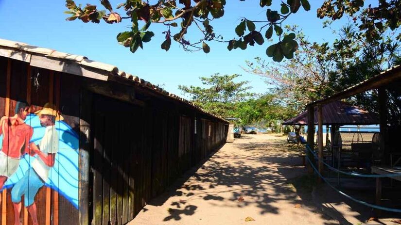No litoral norte, em Caraguatatuba, fica a charmosa Vila da Cocanha, um pequeno núcleo urbano ao lado de uma das praias mais bonitas da região. A comunidade local mantém viva a cultura caiçara e as atividades pesqueiras, promovendo um turismo sustentável que inclui passeios de barco e visitas às ilhas próximas. É o tipo de lugar onde a rotina desacelera e a vida litorânea aparece em sua forma mais genuína. A região do litoral norte de São Paulo oferece exatamente esse tipo de charme costeiro. Foto: Cláudio Gomes/PMC