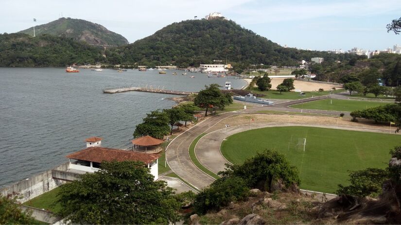 Na Serra da Mantiqueira, a Vila de São Francisco Xavier, pertencente a São José dos Campos, oferece um refúgio serrano perfeito para descanso. Cercada por vales, rios e montanhas, é procurada por quem deseja tranquilidade, clima ameno e atividades ao ar livre. Trilhas, mountain bike, voo livre e gastronomia típica fazem parte da experiência, que se completa com pousadas acolhedoras e ruas tranquilas. Foto: Wikimedia Commons