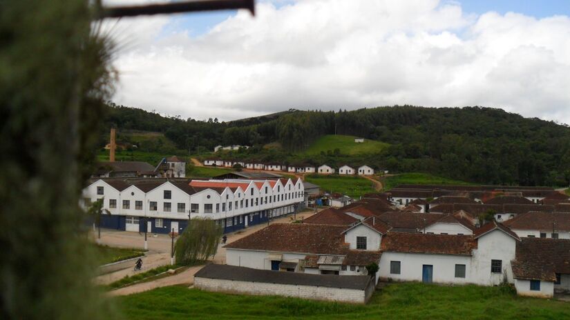 O Distrito de Piedade abriga a discreta Vila Élvio  ideal para quem busca uma escapada rápida de fim de semana. Por se tratar de uma vila menor, vale checar as formas de acesso antes da viagem. O ambiente é perfeito para caminhar sem pressa, contemplar o vilarejo e se desconectar da rotina. Foto: Wikimedia Commons