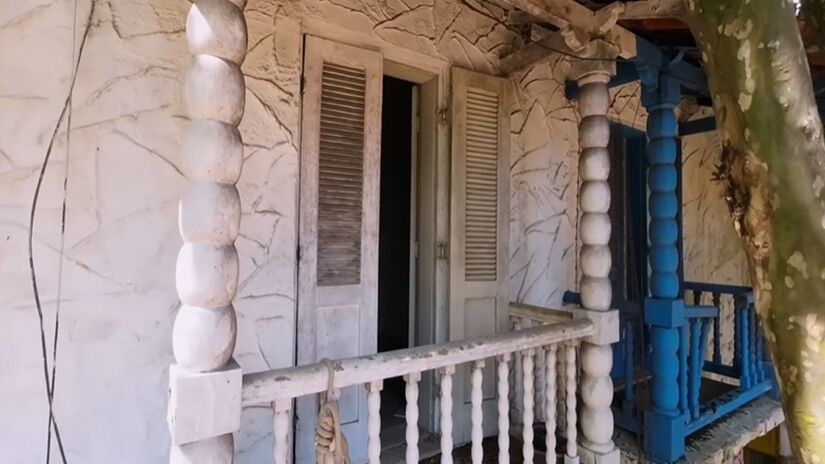 A arquitetura original segue ali: casas geminadas, fachadas simples, janelas de madeira e um pátio central que funcionava como área de convivência.