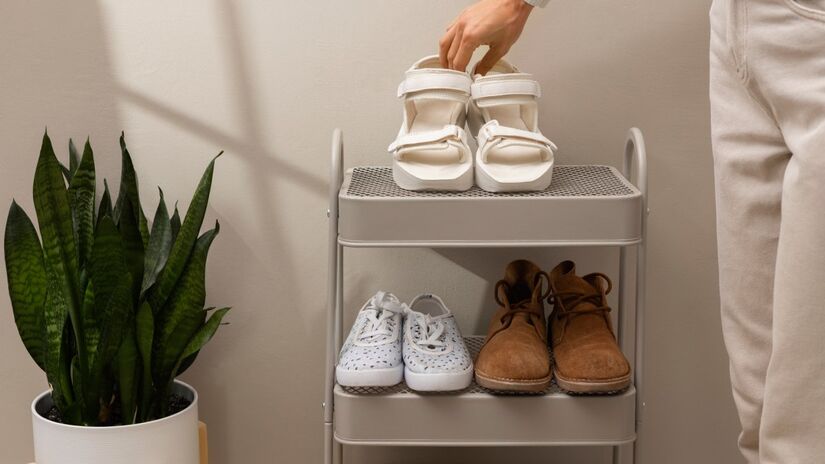 Uma boa opção é criar um espaço próximo à entrada para guardá-los e até deixar chinelos disponíveis para os visitantes (Fotos: Freepik)