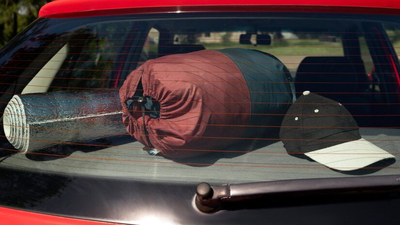 As listras no vidro traseiro do carro são fios de resistência que aquecem quando o motorista aciona o desembaçador no painel