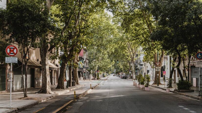 Trecho residencial com baixa velocidade e acesso direto às casas ilustra o padrão típico de via local, categoria em que a maior parte das ruas brasileiras é classificada.