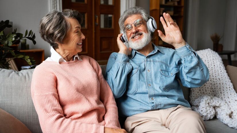 Entre os 10.893 idosos acompanhados, 7.030 afirmaram ouvir música na maior parte dos dias