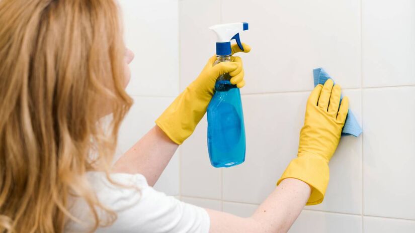 O alho é conhecido pelos seus benefícios à saúde, mas ele também pode ser um aliado poderoso na limpeza do banheiro. Isso acontece por causa da substância ativa chamada alicina, liberada quando o alho é esmagado.