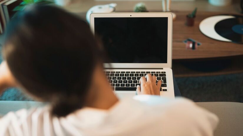 Plataformas de emprego internacionais ajudam a conectar quem quer um emprego e as empresas que os oferecem (Fotos: Freepik)