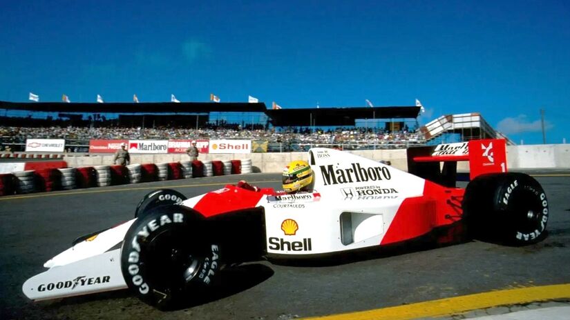 Senna precisou de ajuda para sair do carro após a corrida devido a cãibras musculares | Divulgação/RM Sotheby's