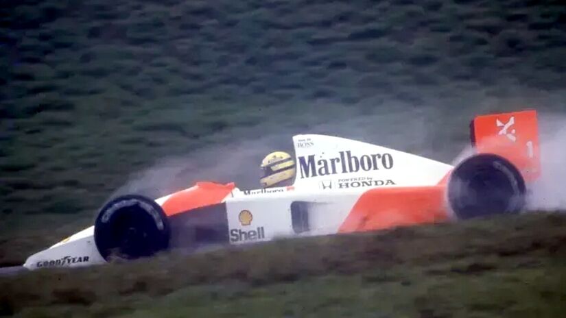 Ayrton Senna cruza a linha de chegada no GP Brasil de 1991, em Interlagos, sob chuva intensa | Divulgação/RM Sotheby's