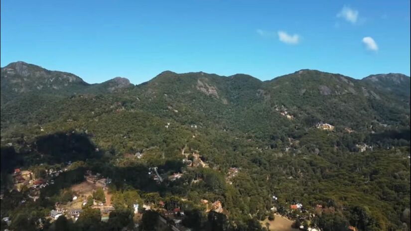 A altitude de cerca de 1.500 metros garante temperaturas baixas durante boa parte do ano, chegando a 0 °C no inverno e oferecendo até geadas em manhãs mais rigorosas