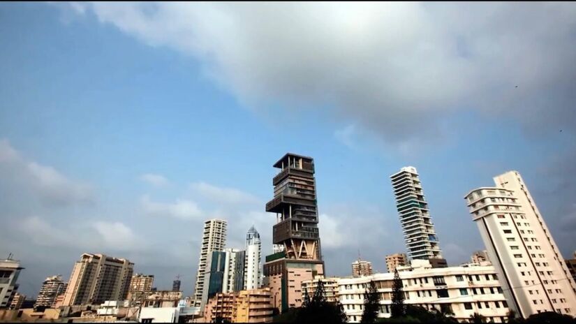  Um dos exemplos mais famosos é o Antilia, em Mumbai, na Índia, um arranha-céu residencial avaliado em torno de US$ 2 bilhões 