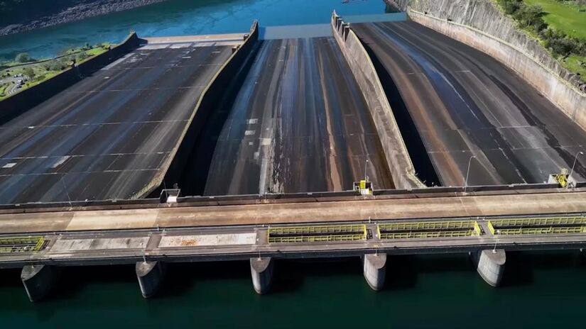 O Brasil também tem sua representante nessa lista monumental: a Usina Hidrelétrica de Itaipu, na fronteira com o Paraguai (Fotos: Youtube/Reprodução)