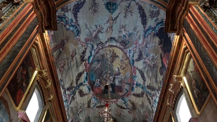 Itu consolidou seu apelido ao longo de décadas, graças à força da tradição católica presente em seu traçado urbano e em suas celebrações