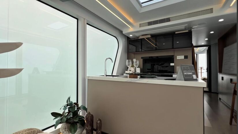 Além da comodidade, a casa conta com sensores inteligentes que ajudam a monitorar consumo e segurança (Fotos: Youtube/Reprodução)