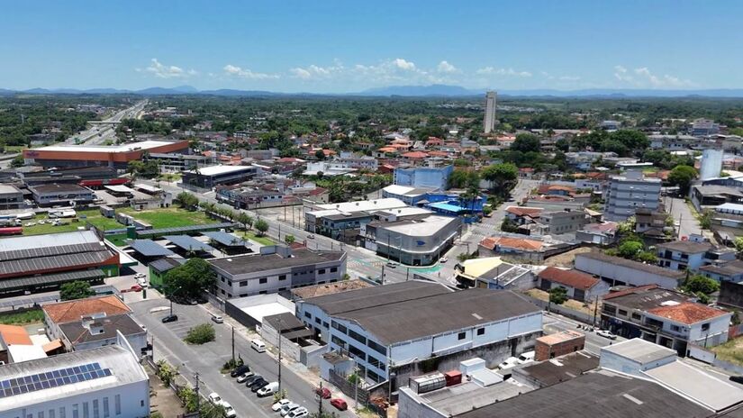 A fruta também se tornou símbolo da cidade: está presente em feiras, eventos culturais e até na identidade visual de campanhas municipais (Fotos: Youtube/Reprodução)