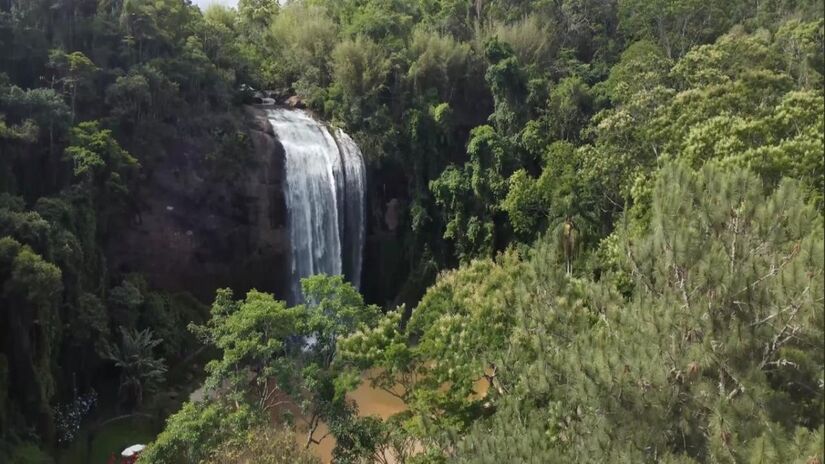 A queda d'água da Cachoeira Grande é alimentada pelo rio Pinhal, afluente do Paraitinga, e impressiona pela altura: são mais de 38 metros de queda livre (Fotos: Youtube/Reprodução)