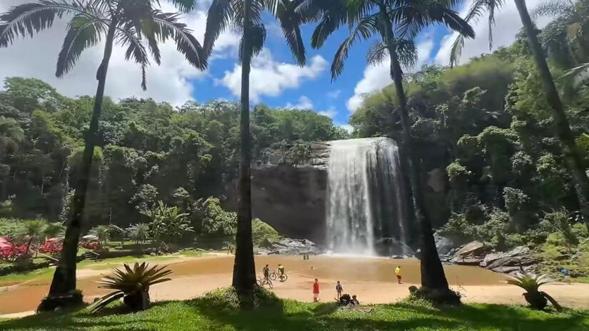Com queda de 38 metros, lago natural e infraestrutura completa, a Cachoeira Grande é uma das joias naturais mais bem avaliadas do Vale do Paraíba