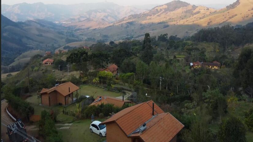 As montanhas da Serra da Mantiqueira cercam o município, oferecendo cachoeiras, trilhas e mirantes que proporcionam momentos de descanso e reconexão com a natureza (Fotos: Youtube/Reprodução)