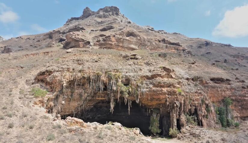 Sua geografia, marcada por dunas brancas, cânions profundos e formações rochosas incomuns, reforça a sensação de estar em um mundo à parte (Fotos: Youtube/Reprodução)
