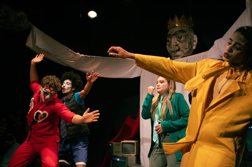 Entre exageros e situações absurdas, a peça aponta para fenômenos do presente.