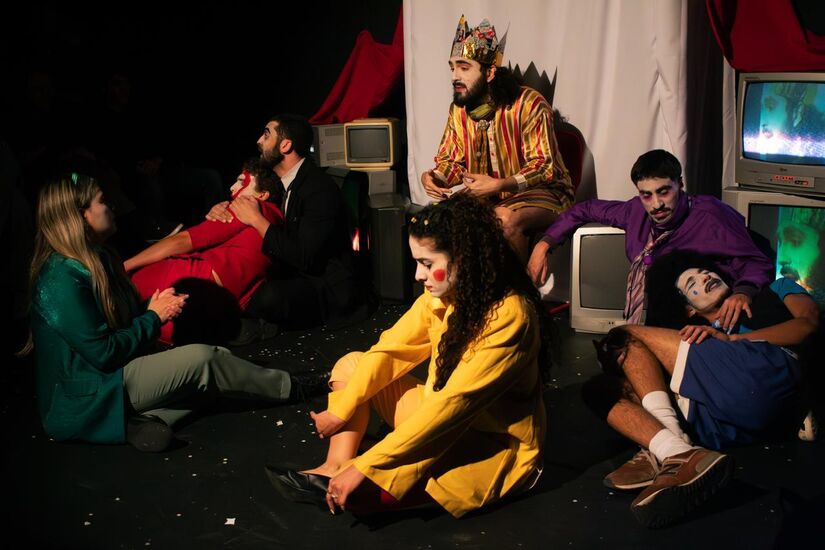 Encenação utiliza ainda música ao vivo, vídeos e iluminação contrastada para compor um ambiente que os criadores descrevem como "carnaval distópico".
Fotos: Divulgação/Mariana Maria