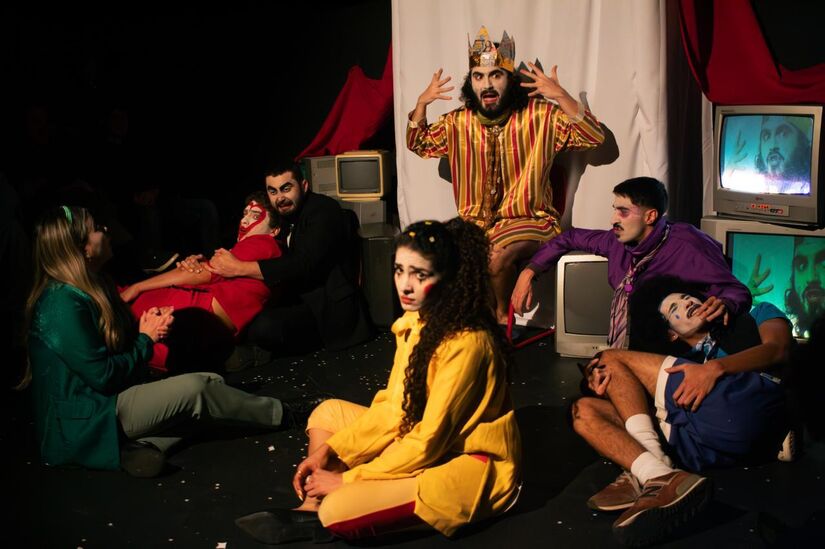 No palco, a história gira em torno de um reino que tenta lidar com um sol cada vez mais hostil.