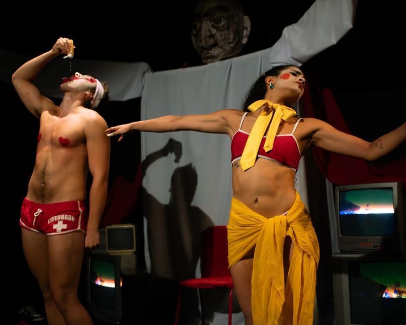 Apresentação começa antes da plateia tomar seus lugares. Um cortejo fúnebre performado no jardim do teatro antecipa o tom da narrativa.