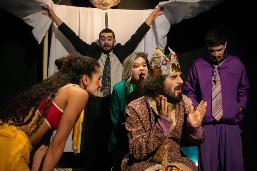 Peça em São Paulo decide mirar justamente o uso político e empresarial da pauta verde.