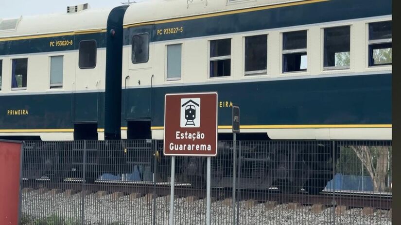 O embarque ocorre na Estação Central de Guararema, construída em 1891, o que já transforma o início do passeio em um mergulho na história ferroviária do estado
