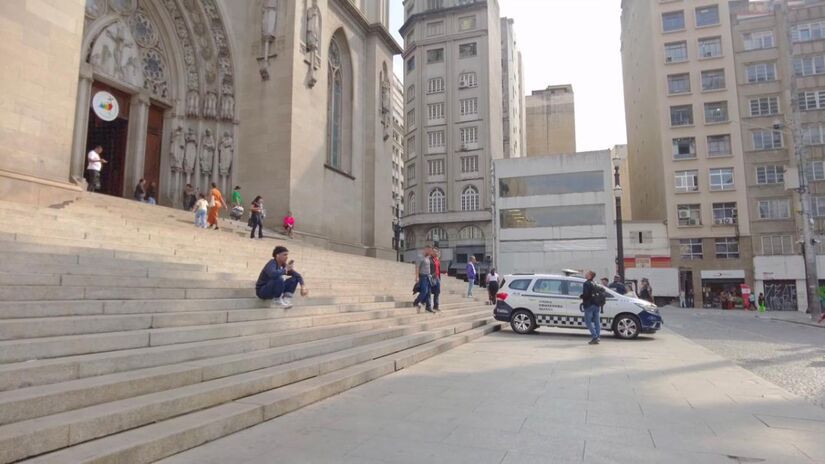  Pontos de grande circulação, como a região da Catedral, atraem tanto turistas quanto criminosos especializados em furtos rápidos (Fotos: Youtube/Reprodução)