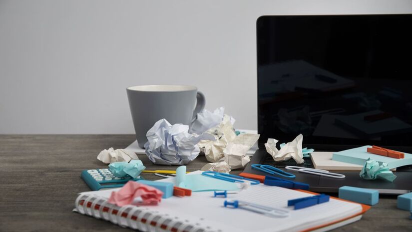 Mesa desorganizada pode ser um sinal de estresse o de excesso de demanda - Freepik 