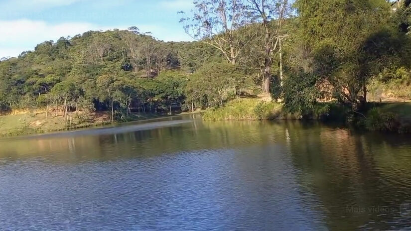 O lago azul é uma das atrações deste pacato município - reprodução/YouTube