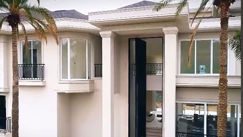 A residência chama atenção pela sua impotência - reprodução/YouTube