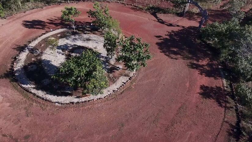 Aeroporto de Óvnis de Barra do Garças (MT): Estrutura simbólica criada para reforçar a fama ufológica da cidade, associada a relatos de avistamentos.  Reprodução/YouTube
