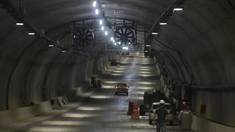 Construído sob a região central, o túnel forma um trajeto contínuo entre a zona portuária e a orla do Aterro. Ele atravessa os bairros do Centro, Gamboa e Saúde. O traçado sai de uma área próxima ao Caju e chega até a Avenida Alfred Agache, região do Santos Dumont. Foto: Tânia Rêgo/Agência Brasil