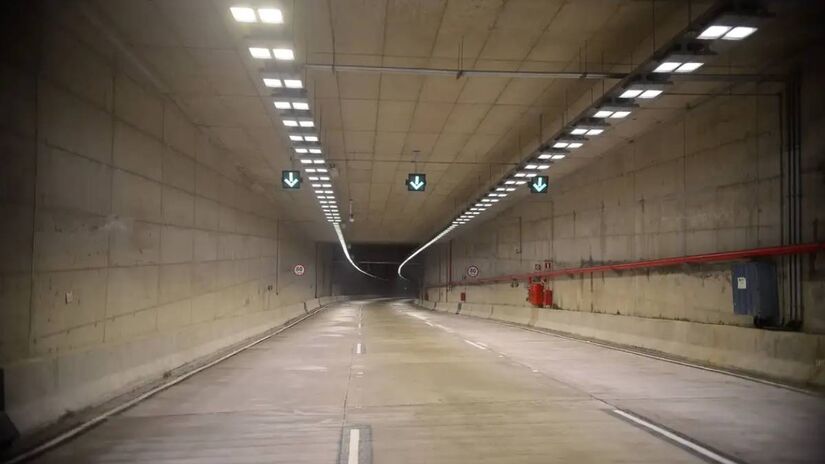 O sistema é formado por duas galerias paralelas. A galeria Mar, no sentido Caju  Ponte Rio-Niterói, tem 3.382 metros. A galeria Continente, no sentido Aterro/Vila Olímpica  Zona Sul, mede 3.370 metros. Cada uma conta com três faixas, totalizando seis pistas. Foto: Tomaz Silva/Agência Brasil