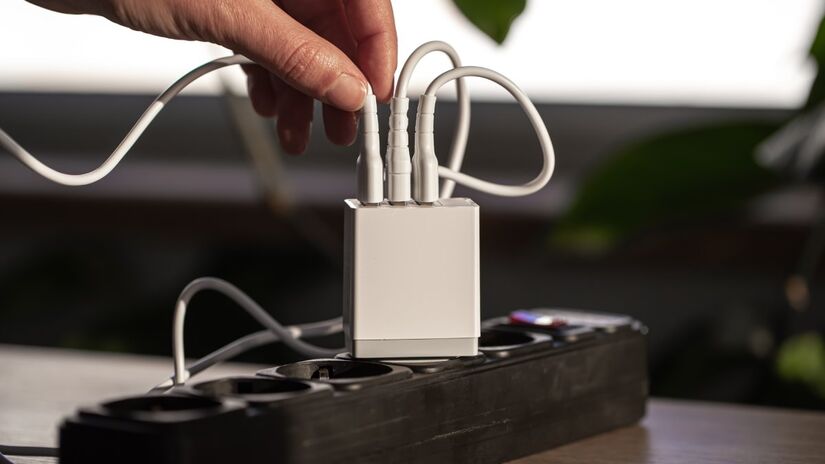 O gasto anual de um único carregador é pequeno, mas pode crescer quando somado a vários aparelhos e a modelos antigos menos eficientes