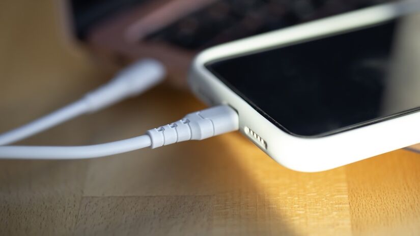 Tirar o carregador da tomada quando não está em uso ajuda a economizar na conta de luz, reduz riscos elétricos e prolonga a vida útil dos equipamentos (Fotos: Freepik)