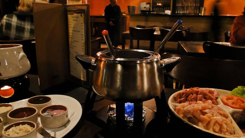 A alta gastronomia paulistana brilha no cenário internacional com 17 restaurantes reconhecidos pelo Guia Michelin Rio & São Paulo 2025. O compromisso com o futuro também é destaque já que casas icônicas como A Casa do Porco, Tuju e D.O.M. receberam a Estrela Verde por aliarem excelência no prato com responsabilidade socioambiental. Fotos: Wikimedia Commons