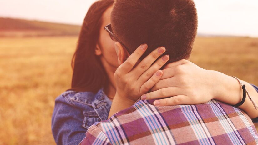 Touro inicia uma fase de reconstrução após decepções, com novos círculos sociais e conexões que abrem espaço para um relacionamento sólido (Fotos: Freepik)