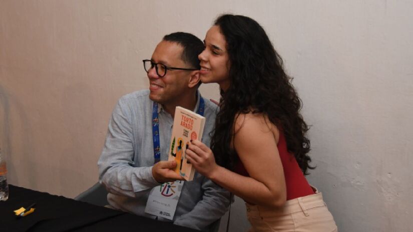 O escritor ouviu seus leitores e distribuiu autógrafos em uma das tardes do evento | Divulgação | Fliparaíba