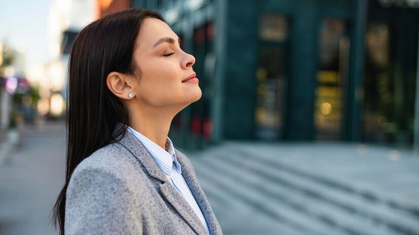 9. Alívio de sintomas respiratórios (ação expectorante e conforto para tosse e dor de garganta)