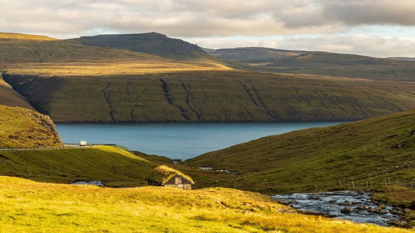 O fenômeno combina efeitos das placas tectônicas do derretimento acelerado da camada de gelo e até consequências remanescentes da última era glacial tudo ao mesmo tempo