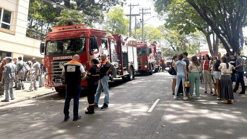Moradores deixam o prédio após incêndio atingir um apartamento no sétimo andar, em Moema; fogo foi controlado pelos bombeiros | Thiago Neme/Gazeta S.Paulo