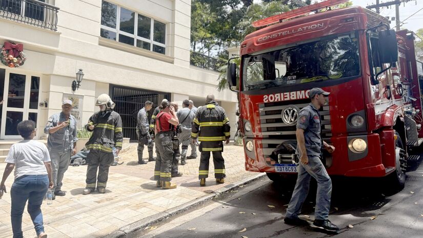 Sete viaturas foram enviadas ao condomínio de luxo na zona sul; equipes trabalharam no rescaldo do cômodo atingido | Thiago Neme/Gazeta S.Paulo