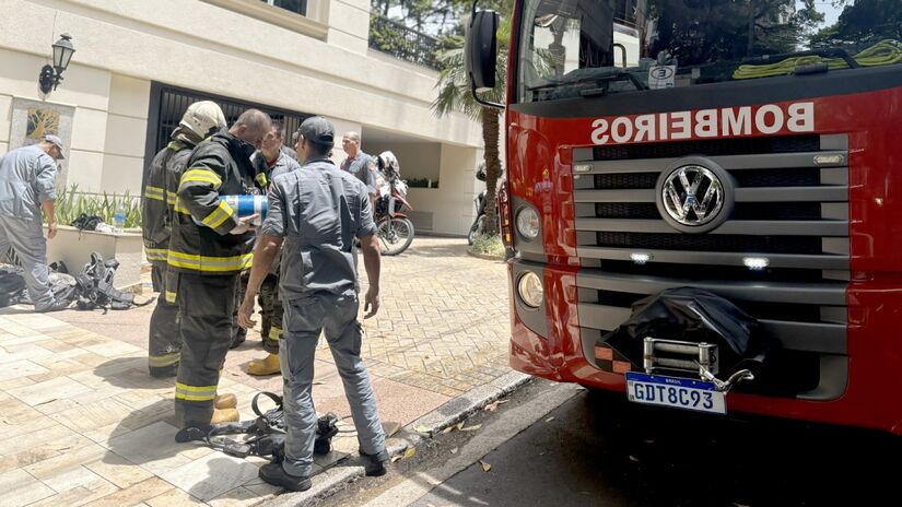 Bombeiros atendem idoso de 93 anos que passou mal durante a evacuação; ele foi liberado após avaliação no local | Thiago Neme/Gazeta S.Paulo