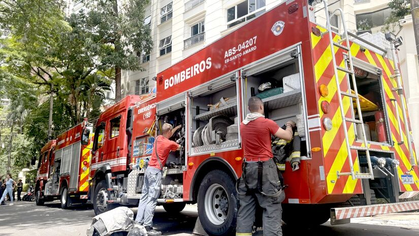 Caminhão do Corpo de Bombeiros em frente ao edifício na rua Canário, onde a Defesa Civil ainda avalia possíveis danos estruturais | Thiago Neme/Gazeta S.Paulo