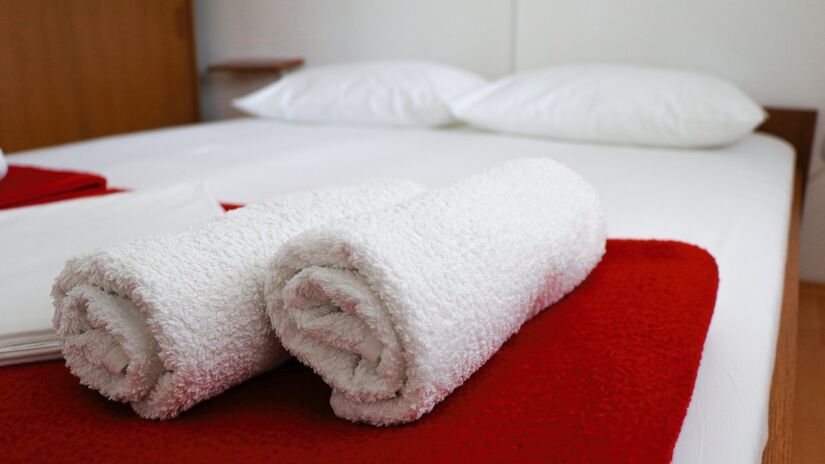 Embora essa ideia pare&ccedil;a exagerada, Esther compartilha outras sugest&otilde;es simples para facilitar a rotina de quem viaja com frequ&ecirc;ncia (Fotos: Freepik)